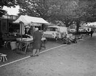 850483 Afbeelding van een kraampje voor de verkoop van bloembollen op het parkeerterrein bij de Veemarkt (Croeselaan) ...